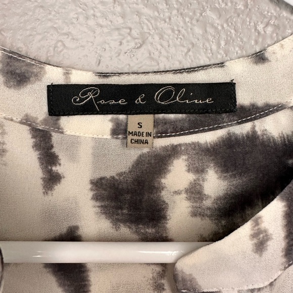 Size small grey and white sleeveless too - Picture 3 of 4